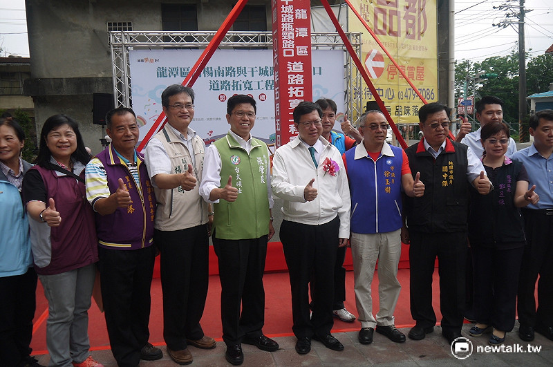 桃園市長鄭文燦與龍潭區長、多位議員及里長出席「龍潭區高楊南路與干城路瓶頸路口道路拓寬工程」開工典禮。   圖：鍾孟軒/攝