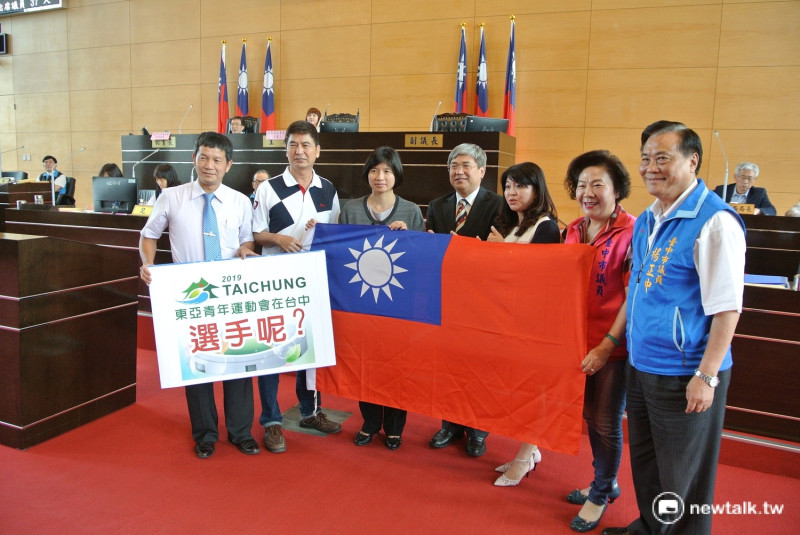 多位國民黨市議員致贈國旗給副市長林依瑩（左三）及運動局長王慶堂（左四）。   圖：唐復年/攝