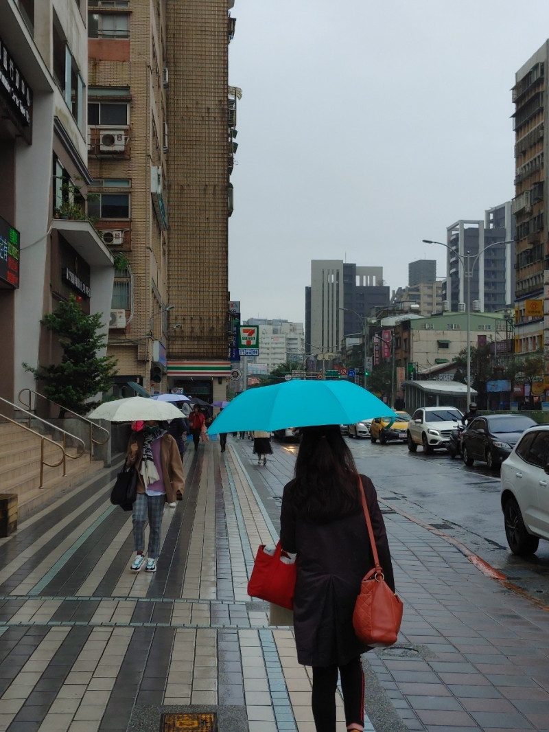 明天受華南雲雨區影響，水氣增加、雨區擴大，超過半台灣有雨，連假第二天也持續受到影響。   圖：林冠妤／攝 (資料照)