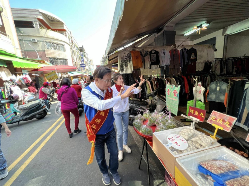 國民黨南投縣立委補選候選人林明淎（前），23日由該黨發言人李明璇陪同掃街。   圖：翻攝自立委補選－林明溱臉書