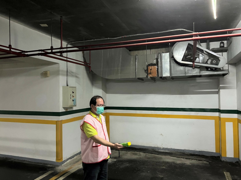 節電診所-地下室停車場一氧化碳濃度檢測。   圖：新北市環保局提供