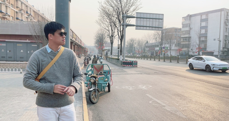 資深娛樂狗仔葛斯齊昨（23）日在社群網站曬出自己人在北京的照片。   圖：取自葛斯齊臉書
