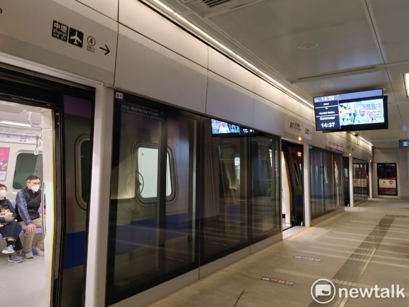 桃園大眾捷運公司宣布，旅運量大的車站，恢復電扶梯全日開啟。   圖：林冠妤／攝