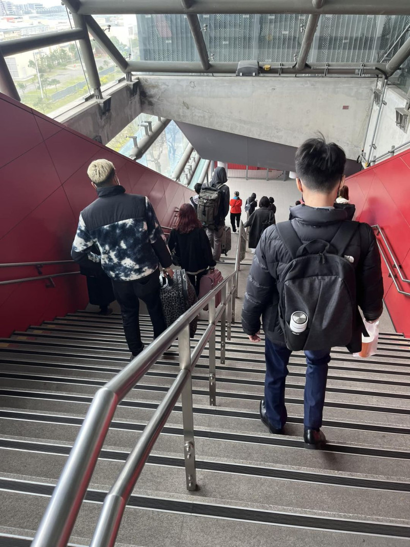 近期國旅人潮回流，民眾需扛行李箱走樓梯，引起民怨，民眾更直呼，「拖累台灣旅行品質」。   圖：翻攝自我是青埔人臉書