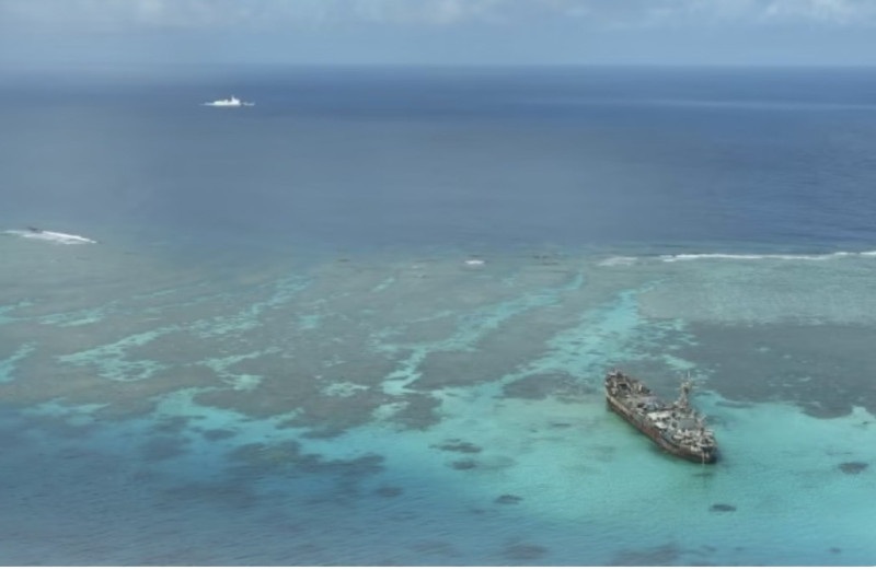有中國海警船靠近擱淺在南海仁愛礁的菲律賓登陸艦。   圖：翻攝自騰訊