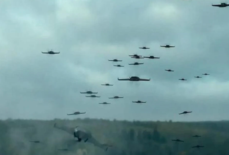中國蜂群 1 號戰車的擬作戰畫面，宛如是電影場景，能夠一次發射多架無人機在空中聯合作戰。   圖:擷取自電影《全面攻佔 3：天使救援》畫面