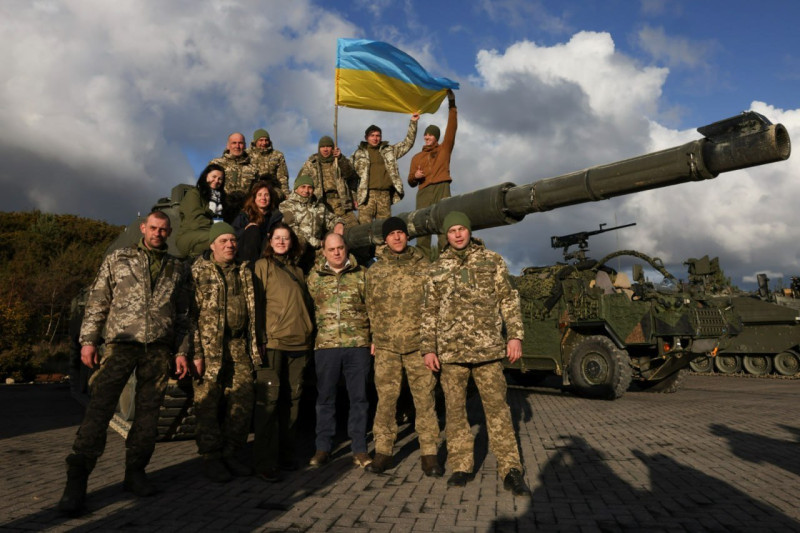 由於華萊士在幫助建立支持烏克蘭的國際聯盟方面發揮重要作用，他在美國很受歡迎。圖為華萊士與烏克蘭士兵一起接受坦克訓練。   圖: 翻攝自 @NOELreports 推特