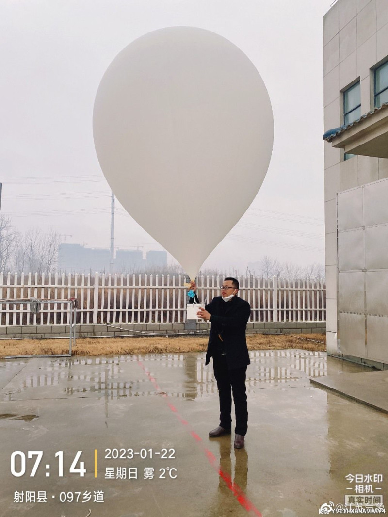 空軍證實24日下午在北部空域偵獲空飄氣球1顆，初判為氣象科研用途。圖為中國江蘇省氣象單位施放氣象探空氣球。   圖：翻攝@江蘇氣象微博(資料照片)