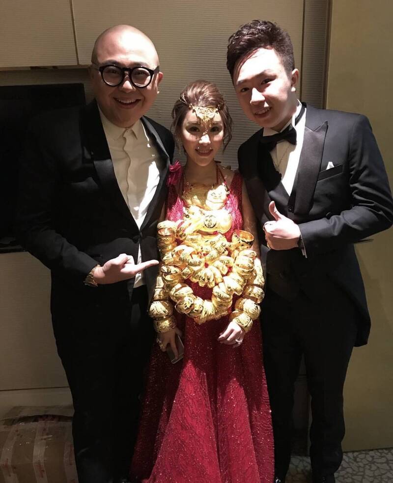 香港金牌司儀林盛斌（左起）和蔡天鳳及她的夫婿Chris合照，蔡天鳳胸前和手臂的戴滿金飾。   圖：翻攝IG