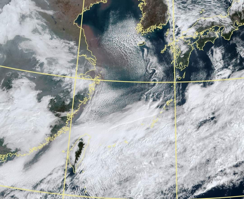 台灣上空被平整的雲層籠罩著，表示台灣附近的雲層被限制在逆溫層，因此除了迎風面外，其他地方還是比較難下雨。   圖：取自鄭明典臉書