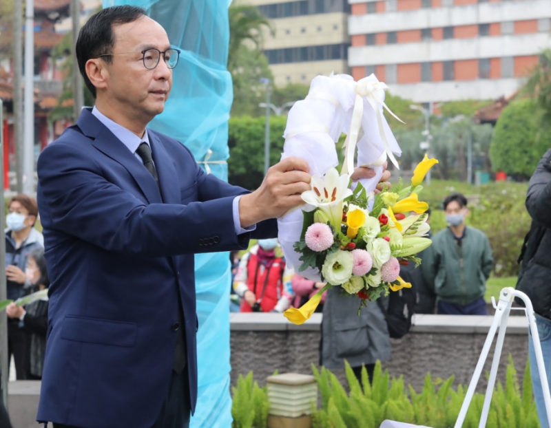 朱立倫今至228和平紀念公園獻花致意。   圖：國民黨提供