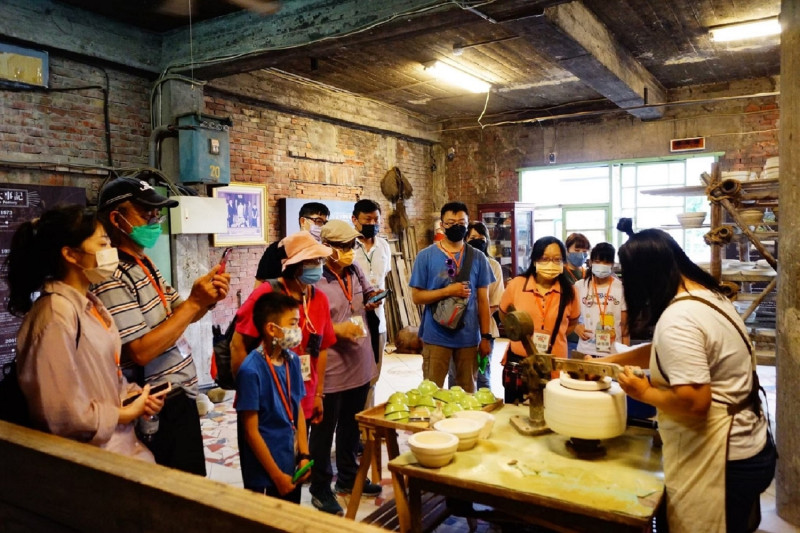 許新旺陶瓷紀念博物館，體驗貼花或陶藝教室任一課程，即可兌換精美好禮。凡夫妻或情侶同行消費課程，並拍照打卡即可兌換花系列飯碗。   圖：新北市經發局提供