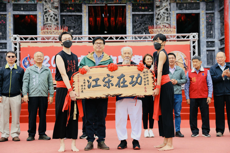 陳其邁(前排左二)親致「功在宋江」賀匾給何國昭(前排右二)。   圖：高雄市政府/提供