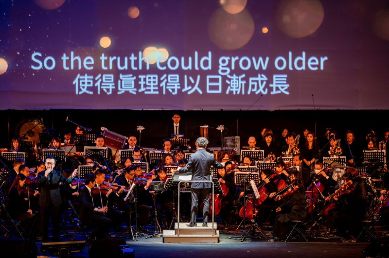 指揮楊智欽率高雄市交響樂團與眾家歌手演出。   圖：高雄市文化局/提供