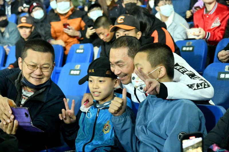 侯友宜邀請球迷們一起助攻中華隊，拿下前進東京巨蛋的8強門票。   圖：新北市新聞局提供
