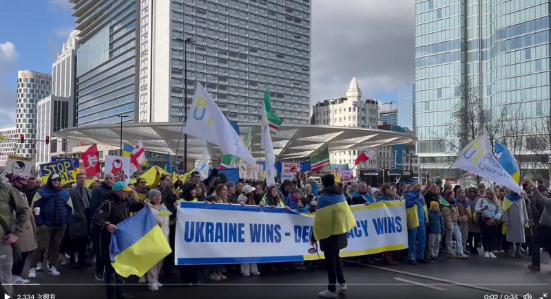 俄烏戰爭滿週年的第一個週六，布魯塞爾民間團體發起挺烏大遊行，各色人種、男女老少約5000人參與。   圖片來源/截自@KShoshiashvili