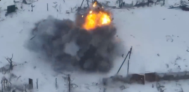 該俄羅斯車輛疑似闖入一烏克蘭地雷區，而後在行進過程車重壓力觸發烏軍預先佈置好的反坦克地雷，炸藥引爆將該車輛瞬間摧毀。   圖：截自推特＠slavaukrainewin