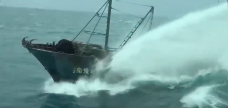 日前有中國漁船以避東北季風為名越界我國南方四島國家公園海域，遭海巡署金馬澎分署接連派遣「屏東艦」、「新竹艦」以強力水砲驅離。   圖：截自金馬澎海巡鐵三角臉書