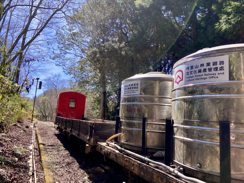 阿里山水罐車穿梭山林間，持續為對高岳公厠運送水源。   圖: 翻攝自阿里山林業鐵路及文化資產管理處臉書