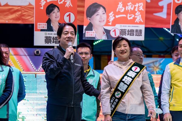 賴清德（左）2月26日時，前往竹山造勢大會力挺蔡培慧（右）。   圖：民進黨提供(資料照)