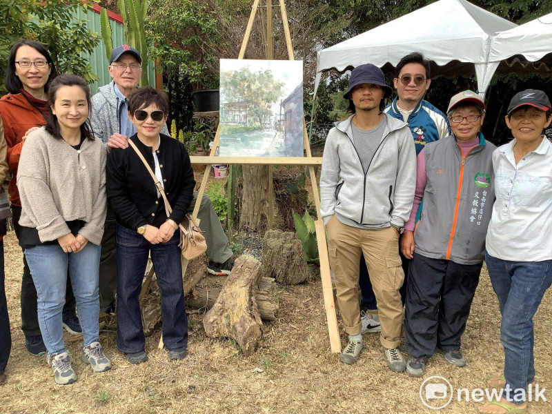 白河林初埤木棉花即將盛開，在地社團「店仔口文教協會」特地在木棉花道上舉辦「情寄白河～水彩小品聯展」開幕儀式，邀請知名青年畫家羅宇成及其學生，公開展出 60 幅以白河為景的水彩畫作，讓遊客不僅可以欣賞絕美的木棉花道風光，同時還能從畫作中感受白河街角的寧靜之美。   圖：黃博郎／攝