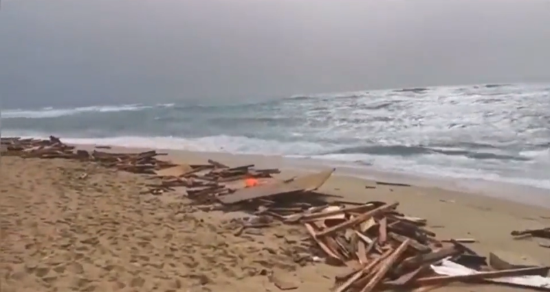義大利外海發生移民船難，多具遺體被沖上海灘。   圖: 擷取自 @annan_85 推特 