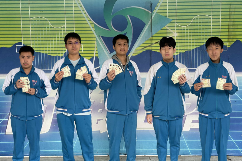 南強工商吳舜麒（左一）、宋柏璠（左二）、金浩哲（右一）、林維祥（右二）、戴健哲（圖中） 共取得5張電子類科證照，含2張乙級3張丙級。   圖：新北市教育局提供