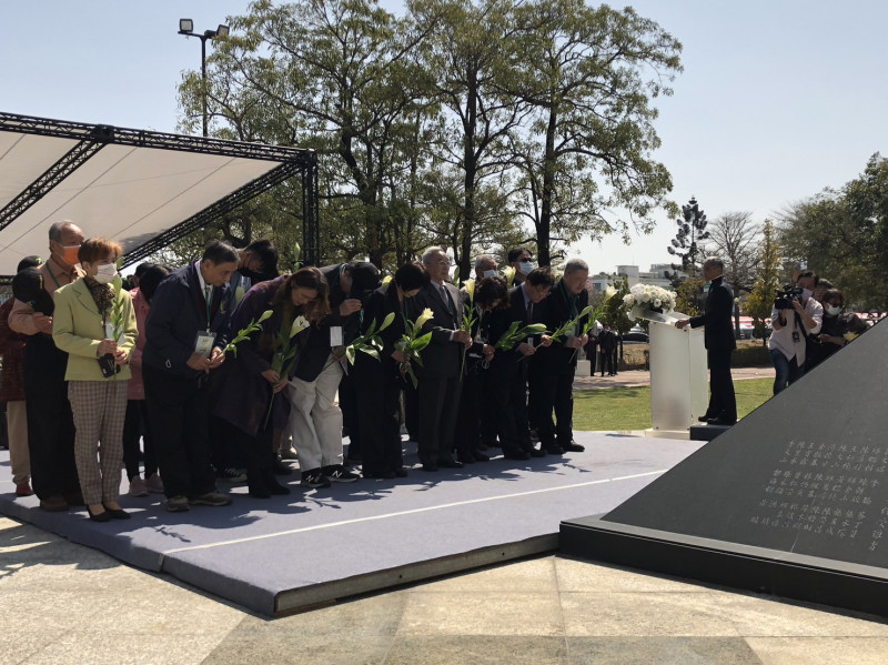 二二八受難者家屬在二二八紀念碑前向受難者獻花致敬。   圖：黃博郎／攝