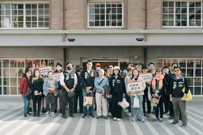 人權地景走讀活動報名踴躍。兩次的活動本來預定限15人，但最後報名聚集都將近30人。   圖：黃博郎／攝