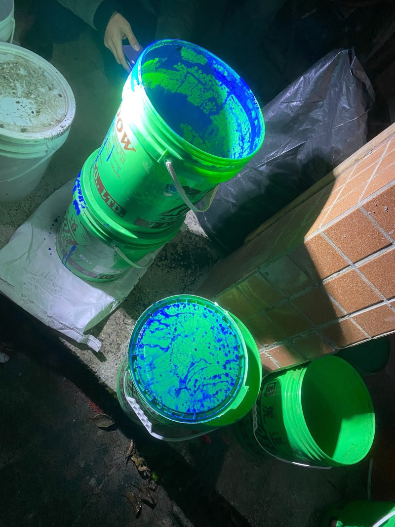 稽查人員查獲藍色廢油漆桶。   圖：新北市環保局提供
