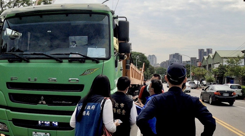 工務局管制載運車輛，以電子聯單和GPS追查土方流向，聯合警察局、環保局在違規熱區辦理聯合稽查，強化執行黑蝙蝠專案。   圖：新北市工務局提供