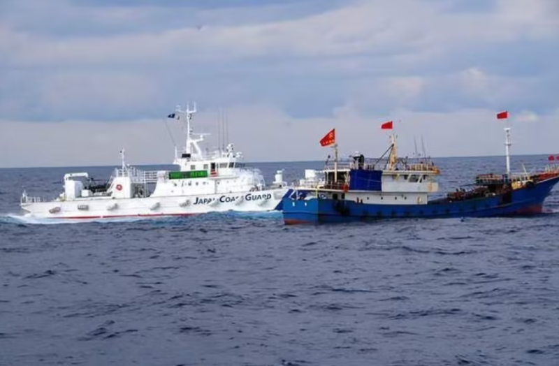 中國一艘漁船近日遭日本圍攻，船長當下就被帶走了。   圖：翻攝自迷彩虎企鵝號