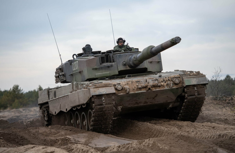 加拿大與波蘭、挪威武裝部隊合作，向烏克蘭新兵教授如何使用豹式坦克。   圖：翻攝自加拿大武裝部隊（資料照）
