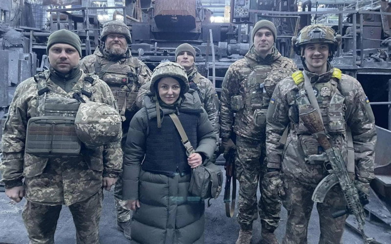 烏克蘭國防部副部長馬里亞爾（Hanna Malyar，圖中）視察前線。   圖：翻攝自馬里亞爾臉書