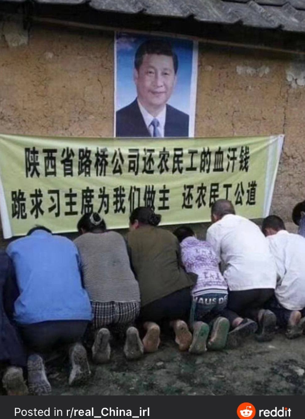 一名網友上傳中國人下跪的照片，有人嘲諷「牆國跪族」。   圖：翻攝自推特@xijinpingzuzong