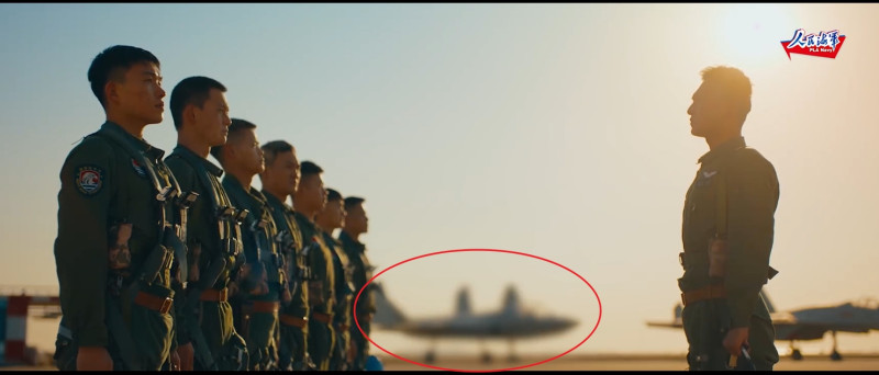 中國解放軍海軍官方微博27日發布2023年度招生宣傳片《逐夢海天》，影片中出現一架刻意模糊身影的戰機，引發軍事迷議論。   圖：截取中國之音Youtube影片