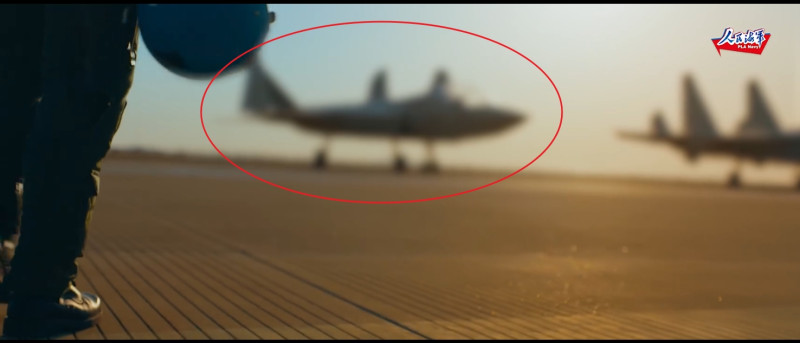 解放軍海軍年度招生宣傳片《逐夢海天》，影片中一架刻意模糊身影的戰機，有人說是「殲-35」，但軍事專家呂禮詩認為可能是「中國版魚鷹機」   圖：截取中國之音Youtube影片