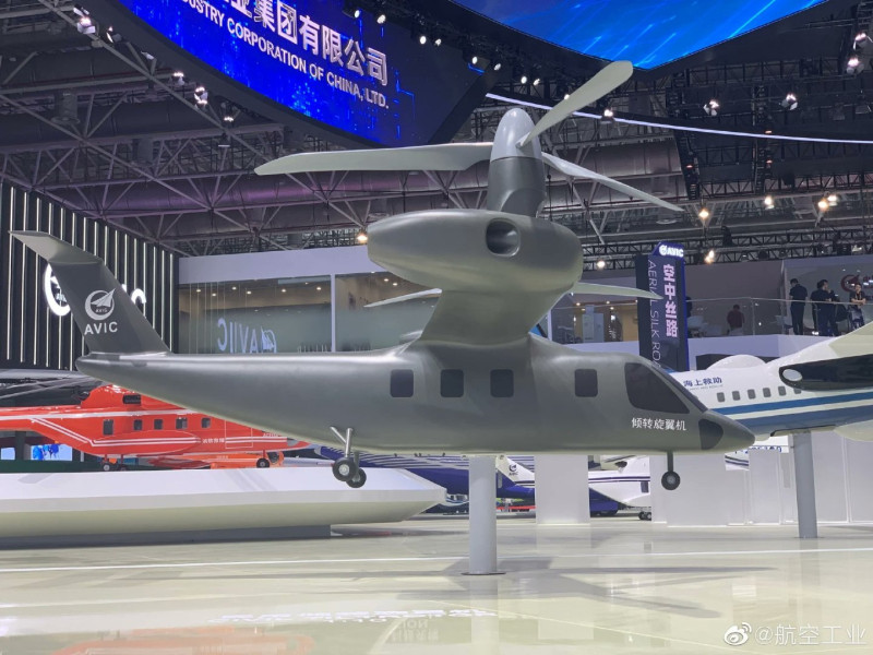 中國航空業2022年11月珠海航展中展出傾轉旋翼機模型，酷似影片中模糊戰機。   圖：翻攝呂禮詩臉書