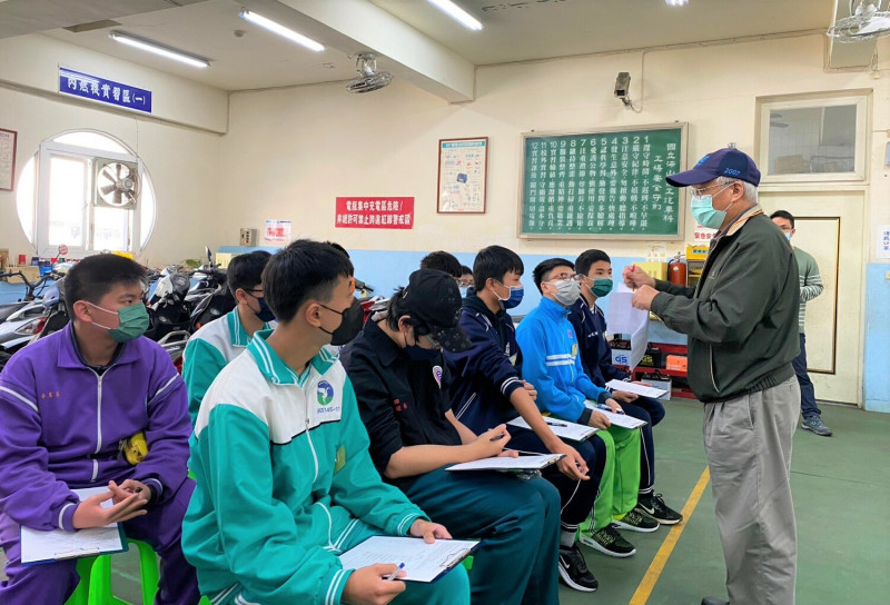 新北巿國中技藝競賽「機車基本認識」術科考試前，考試規則解說。   圖：新北市教育局提供