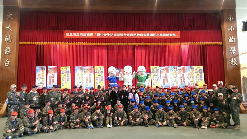 為加強學生對青年服勤動員有所體認，台北市政府教育局105年還舉辦「學生安全防護研習」，希望增進學生安全防護技能及強化全民國防意識。   圖：翻攝自台北市政府教育局