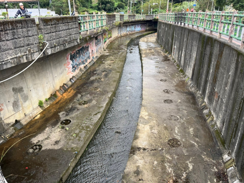 藤寮坑溝（嘉慶橋至延吉橋）段推動河川環境營造前混凝土三面光渠道現況。   圖：新北市水利局提供