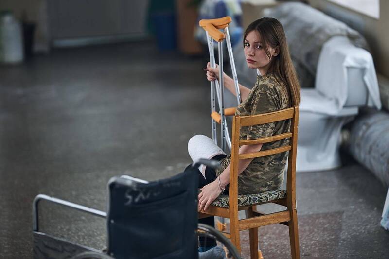 19歲烏克蘭正妹露西亞（Руся）因為俄軍的砲擊失去了左腿。   圖：翻攝IG