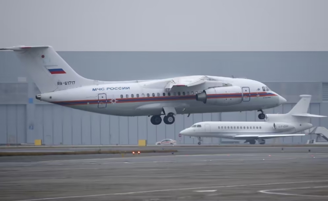 俄國聖彼德堡普爾科沃機場還出現航班大面積延誤的情況，機場甚至一度宣佈停止起降航班。 圖 : 翻攝自3號國際站