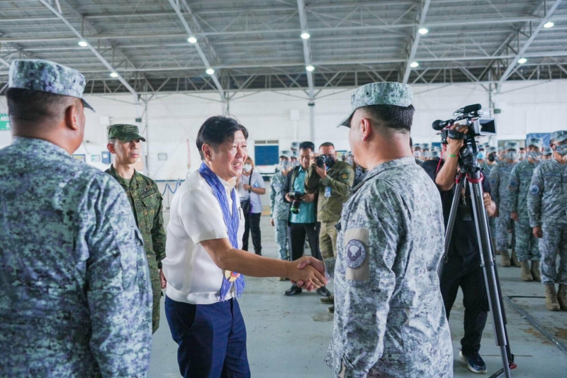 菲律賓總統小馬可仕視察軍隊。   圖：翻攝自小馬可仕推特（資料照）