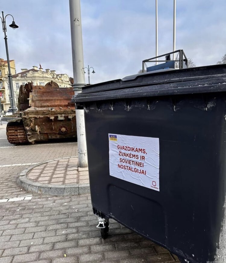 維爾紐斯市府在俄軍坦克附近放了一個垃圾桶，上面的標牌寫著「鮮花、蠟燭和對蘇聯的懷舊」。   