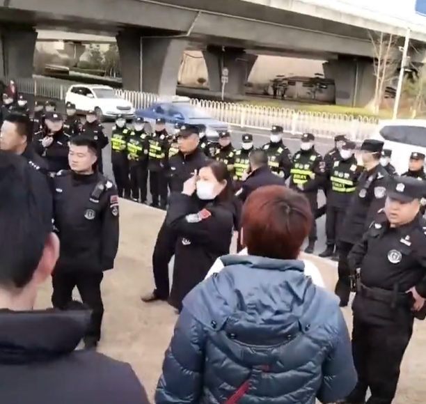 中國爛尾樓問題無解，民眾持續上街抗議，中共派出大量警力維護治安，並試圖說服群眾離開。   圖: 翻攝自@torontobigface 推特 