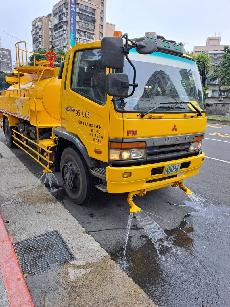 加強道路灑水（台北市）。   圖：新北市環保局提供