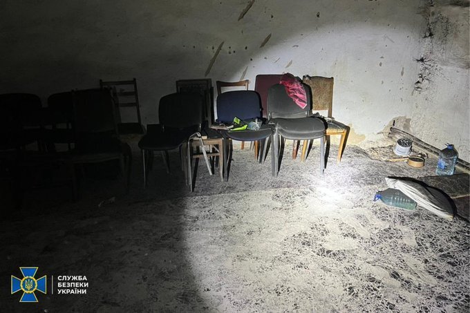 新證據顯示，至少20間酷刑室由俄羅斯資助。圖為赫爾松地區發現的一個兒童拘留室。   圖：翻攝推特