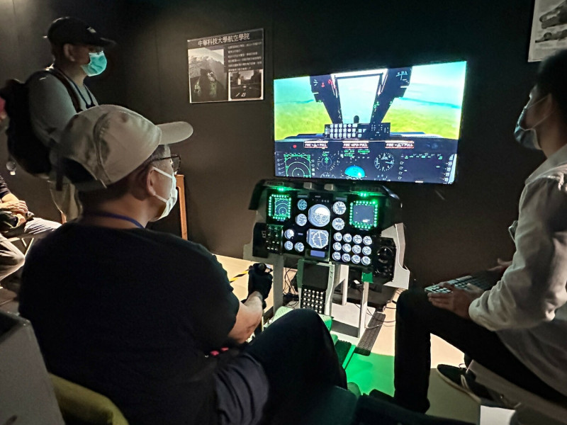 民眾體驗中央公園遊客中心戰鬥機模擬飛行。   台中市政府/提供