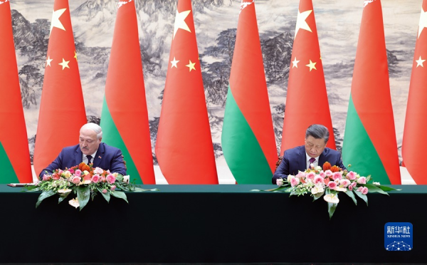 習近平和盧卡申科會談後共同簽署中國與白俄羅斯的多項雙邊合作文件。   圖：翻攝中國外交部網站